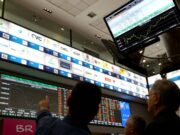 Bolsa cai e dólar sobe em semana marcada por ameaça de Trump