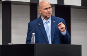 Abilio retira projeto sobre pagamento de férias aos professores