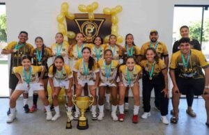 Prefeita entrega certificado para delegação campeã sub-15