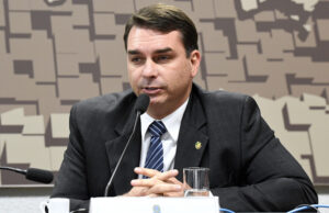 Flávio Bolsonaro ataca Moraes: “precisa de internação compulsória”