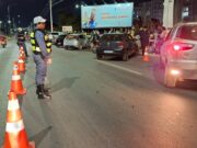 Polícia fecha duas avenidas e prende 13 motoristas na Capital