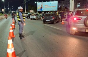 Polícia fecha duas avenidas e prende 13 motoristas na Capital