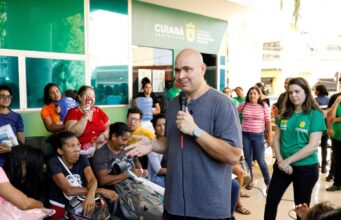 Prefeito visita pontos de inscrição do Casa Cuiabana e esclarece dúvidas