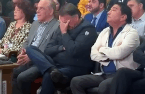 Bolsonaro vai a culto e chora durante pregação de Michelle; vídeo