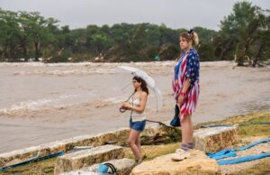 Acampamento de verão anuncia 27 mortes de meninas e monitoras por enchentes no Texas; mais de 80 morreram no estado | Mundo