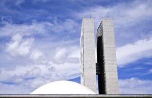 Políticos e juízes recebem 20 vezes mais que a renda média da população