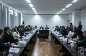 Governo Lula vê chance remota de adiamento de tarifaço de Trump e avalia ida de delegação a Washington