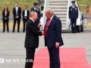 Trump e Putin apertam mãos no Alasca: o que esperar de encontro nesta sexta