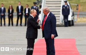 Trump e Putin apertam mãos no Alasca: o que esperar de encontro nesta sexta