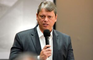 Tarcísio tenta conciliar defesa de Bolsonaro, ida ao 7/9 e discrição