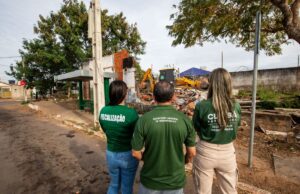 Prefeitura de Cuiabá faz demolição de obras irregulares usadas por criminosos