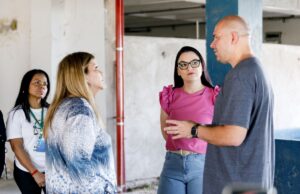 Prefeito e primeira-dama apresentam futura casa do autista para vice-presidente do TJ