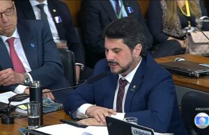 Marcos do Val é alvo da PF no retorno ao Brasil para colocar tornozeleira