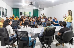 Prefeitura entrega autorizações a ambulantes do Parque das Águas