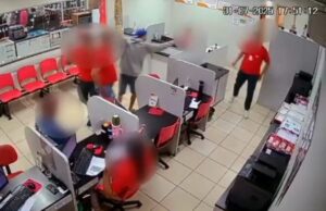 Câmera flagra ladrões rendendo funcionários e roubando loja