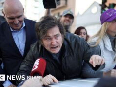 Javier Milei: escândalo de corrupção, queda de popularidade e ataque a pedradas nas ruas