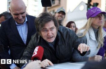 Javier Milei: escândalo de corrupção, queda de popularidade e ataque a pedradas nas ruas