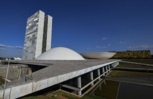 Senadores têm mais verbas do que 44% das cidades brasileiras