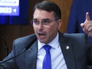 Flávio: Moraes invade privacidade de mulheres na casa de Bolsonaro
