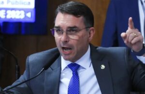 Flávio: Moraes invade privacidade de mulheres na casa de Bolsonaro