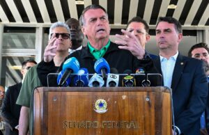 Bolsonaro deixa prisão domiciliar para fazer exames em hospital
