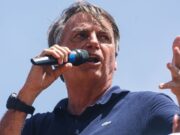 Bolsonaro tem crises de soluço e recebe visitas sem celular
