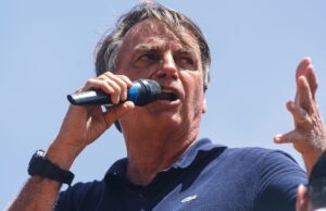 Bolsonaro tem crises de soluço e recebe visitas sem celular