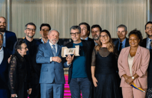 Com presença do MinC, Lula recebe elenco de O Agente Secreto no Cine Alvorada — Ministério da Cultura