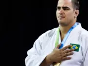 Kimono de medalhista do judô e atual secretário é exposto no Japão