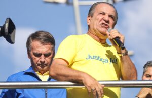 PF indicia Bolsonaro e Eduardo por coação e faz buscas contra Malafaia