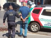 Homem é preso por assediar funcionária e se masturbar em sorveteria