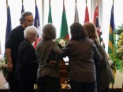 Corpo de Luis Fernando Verissimo é velado na Assembleia Legislativa do RS