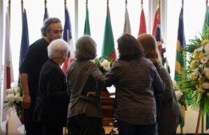 Corpo de Luis Fernando Verissimo é velado na Assembleia Legislativa do RS