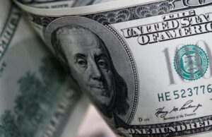Dólar fecha a R$ 5,35, menor valor em mais de um ano; Ibovespa recua