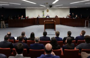 Moraes responde a pressões, Gonet lista provas, e defesas se manifestam