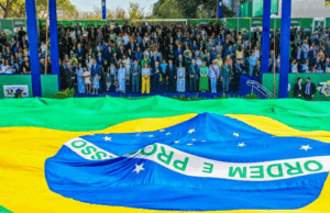 Ao lado do presidente Lula, Margareth Menezes participa do desfile do 7 de setembro — Ministério da Cultura