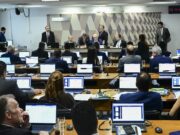 Em votação unânime, CCJ do Senado rejeita e enterra PEC da Blindagem