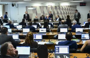 Em votação unânime, CCJ do Senado rejeita e enterra PEC da Blindagem