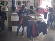 Trio mascarado invade loja e faz empresária refém em VG; veja