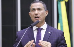 Deputado diz que PEC da Blindagem é para evitar perseguição