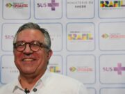 ‘É inaceitável’, diz ministro da Saúde ao desistir de viagem aos EUA