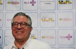 ‘É inaceitável’, diz ministro da Saúde ao desistir de viagem aos EUA