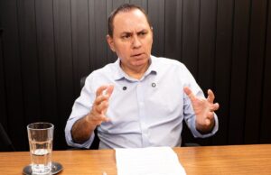 Emanuel descontou R$ 30 milhões de servidores e não repassou