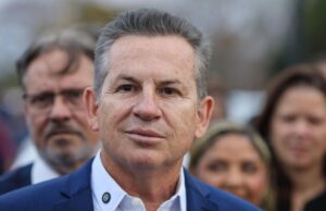 Mauro Mendes recebe comenda por avanços na alfabetização em MT