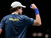 TEMPO REALJoão Fonseca encara Tsitsipas em duelo na Copa Davis; siga os lances