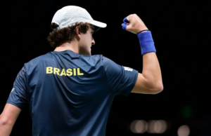 TEMPO REALJoão Fonseca encara Tsitsipas em duelo na Copa Davis; siga os lances