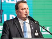 Max cita orçamento subestimado e quer estudo para mudar valor