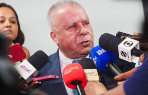 Vereador diz que trabalhou como garçom para não ficar depressivo