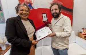 Ministra entrega Ordem do Mérito Cultural a Gregório Duvivier — Ministério da Cultura
