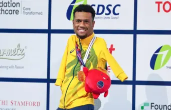 Gabrielzinho e Carol Santiago capitaneiam dia dourado no Mundial de Singapura